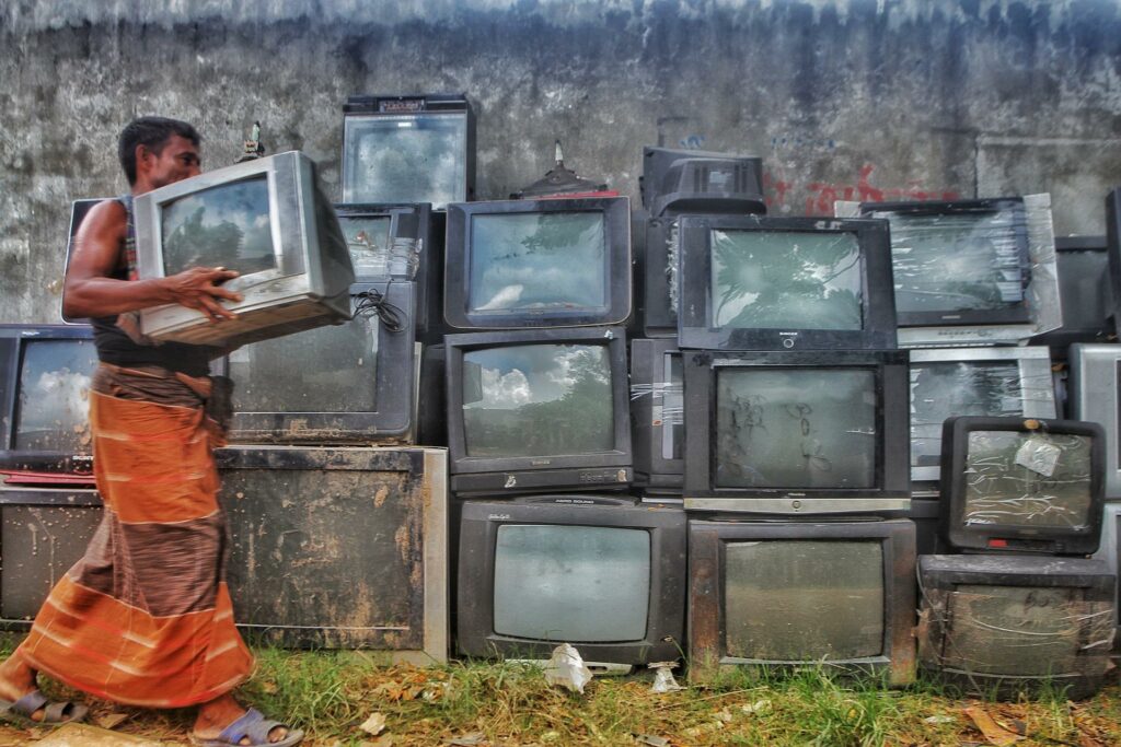 Climaneed blog - Impact of E-waste on the Climate: Here’s How to Reduce E-waste